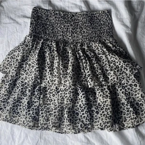 Volangkjol - Säljer denna jättefina volangkjol som är köpt på Kappahl. Den är endast använd några få gånger och därför i väldigt bra skick. Storlek 158-164 men passar mig med XS. Kan tänka mig att sänka priset vid en snabb affär. Säljer en likadan i blå