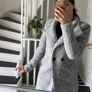 Kappa - Säljer min supergulliga ull kappa då den inte kommer till användning längre tyvärr.. en gamla favorit dock❤️ Nyskick. Ordinarie pris: 899 kr Dm för mer info och diskution av pris🥰 Packetpris med den mörk-gråa kappan: 550kr