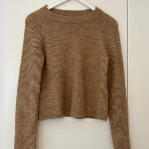 En brun melerad stickad tröja,från Veromoda. Har använts fåtal gånger. 