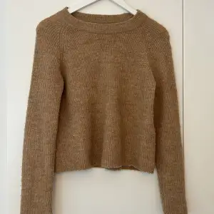 En brun melerad stickad tröja,från Veromoda. Har använts fåtal gånger. 