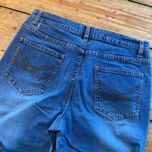 Raka jeans för en mellan-lång person😁 De e lagade på insidan (kan skicka bild på det om det önskas) men det är ingenting som märks.  Midja: 38 cm Innerbenslängd: 84