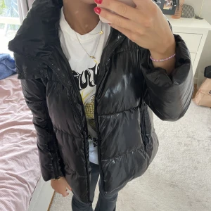 Dunjacka från zara - Så fin dunjacka från zara! Väldigt bra skick!