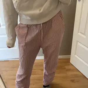 Vit/rosa randiga lågmidjade pyjamasbyxor 