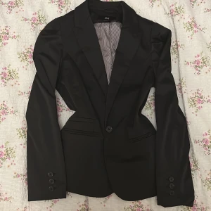 Så snygg kavaj i svart 💗 - Bra skick 🌟(har även lite puffärm på axlarna ) 