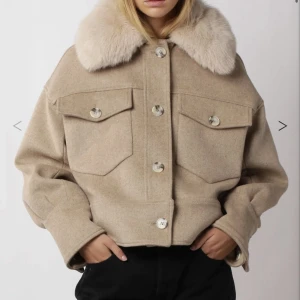 MEOTINE JACKA - Säljer nu min superfina slutsålda meotine jacka i beige. Säljer på grund av att den inte kommer till användning. Det är knapp som har lossnat men det är lätt att fixa. Superbra skick annars! Pris kan diskuteras. 