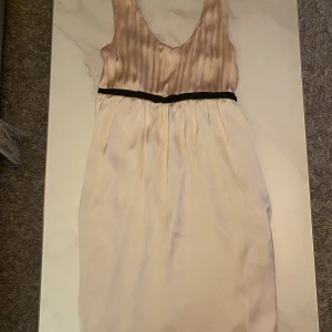 Soaked in luxury klänning - Hej, säljer denna super fina soaked in luxury klänning. Klänningen är i mycket bra skick och passar alla. Nypris omkring 1200 kr säljs nu för endast 350 kr 😊vid frågor eller fundering så är de bara att höra av sig💕