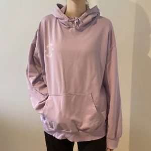 Hoodie från Cubus  - Ljuslila hoodie från Cubus i storlek XL. Det står en text på vänster bröst ” sports club, 1979, social club, SC” det finns också en ficka. Använd fåtal gånger därav nyskick. Säljer pga att den inte kommer till användning. 