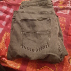 Gråa byxorna  - Att jag har testat dom var alldes för stor och dom är jätte fina 