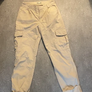 Cargopants - Säljer dessa skitsnygga cargopants som är mid waist! De är väldigt oversized, jag har storlek 36/S normalt och dessa sitter fortfarande oversized på mig. Passar 38 också om man vill ha de lite tajtare! Knappt använda, så de är i nyskick.