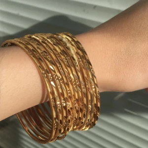 Guld armband/bangle - 7 st guldarmband, helt nya och oanvända. De är 6cm i diameter. Inte äkta guld såklart men ser ut som det. Frakt tillkommer. Skriv gärna vid frågor 💛💛