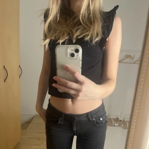 Svart volang t-shirt🎄 - Säljer en jättegullig svart volang t-shirt som är lite för liten för mig. Använd max 3 gånger, köpt för 150kr. Storlek S men sitter mer som xs🎄💞