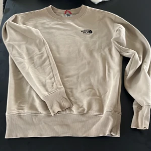 The north Face Sweatshirt - En väldigt mysig och varm tjocktröja från The North Face. Den ät i bra skick, inga fläckar eller utslitnader någon stans. 