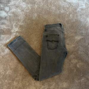 Ett par grå nudie jeans i modellen grim Tim, storlek 30W 32L. Väldigt bra skick. 