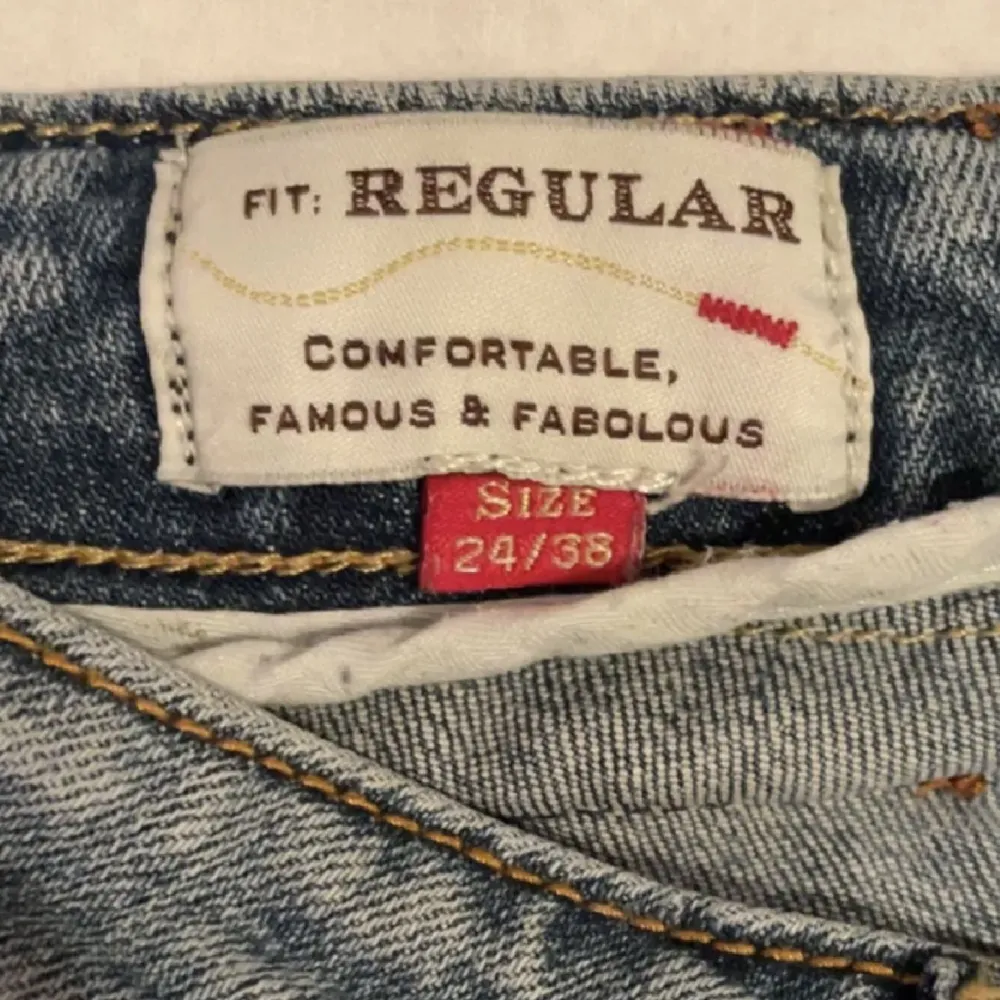 Snygga lågmidjade jeans. Passar mig som brukar bära XS/S i jeans.  Midjemått rakt över 34 cm och innerbenslängd 77cm🤍 Köp direkt för 120kr eller buda.. Jeans & Byxor.
