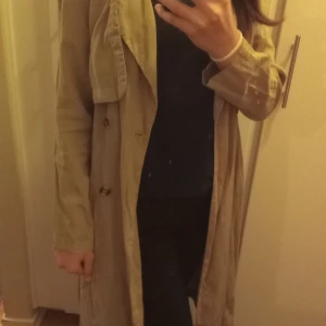 Beige kappa - Säljer min beiga kappa ifrån bikbok. Den behöver strykas så att de ser finare ut, annars är den i bra skick.