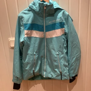Skidjacka  - Skidjacka använd en vinter, väldigt bra sick.