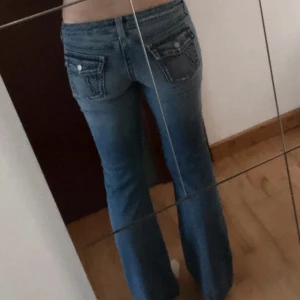 y2k vintage low waist jeans - ett par super snygga lågmidjade raka jeans som dessvärre ej passade mig så säljer vidare! Lånade bilder. Skriv privat för mått! Köparen står för frakt. 💗
