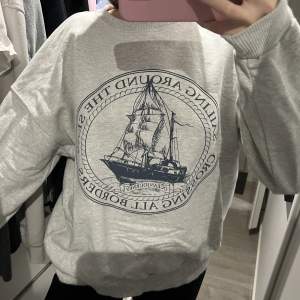 Säljer denna superfina sweatshirt från Pull&Bear då den inte kommit till så mycket använding✨ Den är S men oversized! I väldigt bra skick och inga skador🤍 Skriv för fler bilder✨