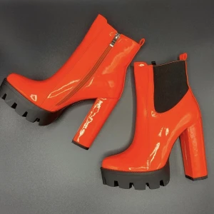 Orange boots  - Helt nya boots , finns i orange och svart.