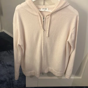 Soft goat Sip-up - Intressekoll på denna as snygga tröja från soft goat som aldrig är använd så produkten är i nyskick!! OBS OM NÅGON VILL BYTA DENNA TILL EN ANNAN FÄRG I S ELLER SAMMA FÄRG I S HÖR AV ER! 💕köpt för 2495