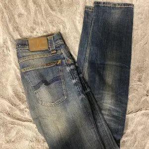 Skit snygga straight jeans med trendigt tryck där bak!💕💕👏🏼 Finns ett snöre inuti byxorna så man kan anpassa storleken.😜Köpt secoundhand