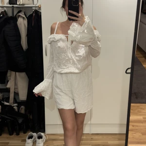 Playsuit - Säljer denna urgulliga byxdressen. Köpt från en boutiqe one size men skulle säga att det är en 38/M. ✨🥰