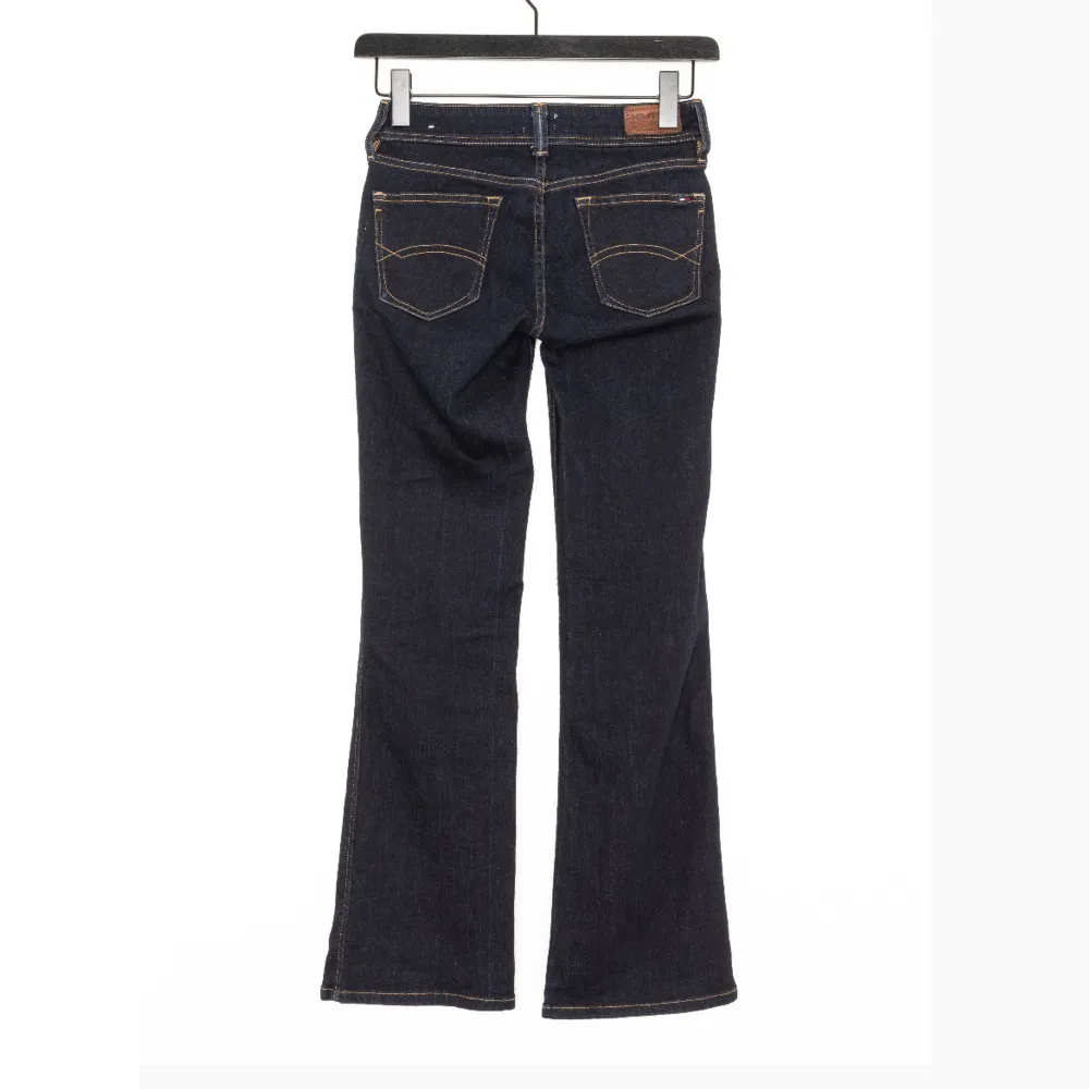 Lowwaist Bootcut Lee jeans på Zalando, storlek 27/30 Sitter lite kort men ändå perfekt på mig som är 170 cm. Köpte dom för 450 men säljer för 250, pris kan diskuteras. För direkt köp 400💗. Jeans & Byxor.