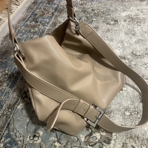 Carin Wester väska  - Knappt använd i nyskick. Perfekt skolväska