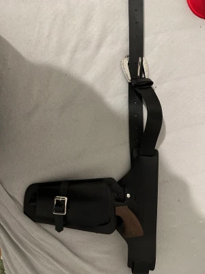 High Chaparral  - Säljer high Chaparral pistol + skärp där man kan ha sin pistol. Säljer INTE separat. Båda två 250kr STÅR EJ FÖR FRAKTEN 