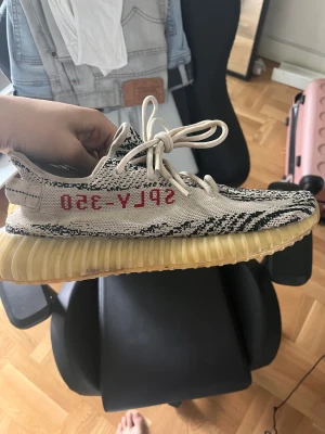 Yeezy 350 zebra  - Köpt på hurrá i island 2017, använt ganska mycket men fortfarande i väldigt bra skick, låda och kvitto har kommit bort under åren