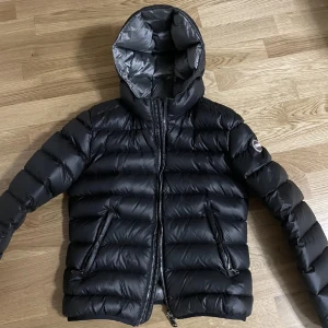 Colmar jacka  - Säljer min colmar jacka jag köpte förra vintern säljer för 2000 då den har ett hål på armen. La ut en annons innan men va så många som skrev och oseriösa så skriv bara om ni är intresserade. Skulle säga att den pssar nån som har s, pris kan diskuteras