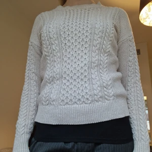 Beige stickad tröja - En stickad tröja från mango i storlek m 💞