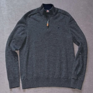 Morris tröja - Morris stickad Half zip tröja. Storlek L storleken är dock mer en liten L eller Stor M. Inga tecken på slitage och är i helhet väldigt bra skick. Använde den Max 15 gånger då storleken inte riktigt va bra. Skriv om de är några frågor.Nypris 1799kr