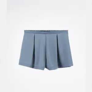 Härliga pyjamas shorts i satin från zara. Inga defekter och använda endast ett fåtal gånger