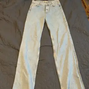 Säljer dessa zara jeans eftersom dom inte kommer till användning, de är lite slitna nertill men annars är dem i fint skick, säljer för 100🤍 skriv för mer info🫶🏻