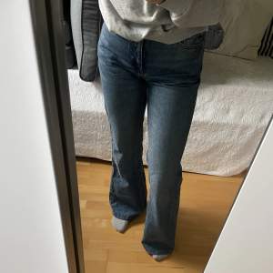 Jättesnygga bootcut jeans som är köpta på Weekday - ”Tower jeans”. Säljer pga lite för små😊