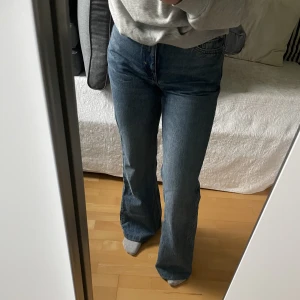 Blåa mid waist bootcut jeans - Jättesnygga bootcut jeans som är köpta på Weekday - ”Tower jeans”. Säljer pga lite för små😊