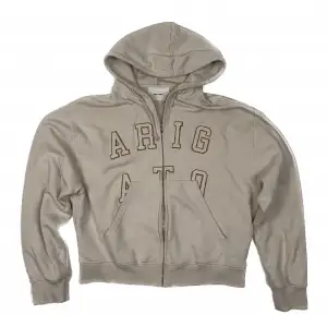 Axel Arigato hoodie i beige. Passar M/L. Har en liten fläck vid A:et men den går säkert bort om man tvättar den!