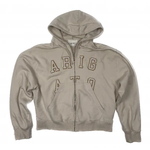 Axel Arigato hoodie - Axel Arigato hoodie i beige. Passar M/L. Har en liten fläck vid A:et men den går säkert bort om man tvättar den!