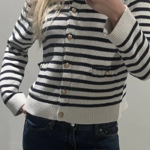 Randig kofta - Säljer denna randiga koftan från ZARA. Använd fåtal gånger och är i storlek M. Ganska liten i storleken så den passar som en storlek S