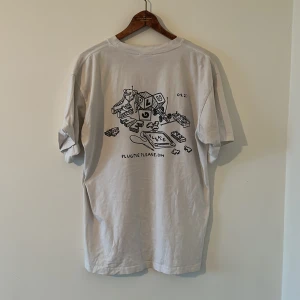 Plugmeplease t-shirt - Plugmeplease t shirt från ettresex gamla butik. Fin och baggy. Fläck vid kragmudden som visat och lite jord fläckar längst ner dm för bild