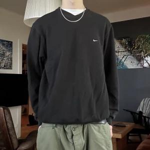Vintage nike crewneck - Vintage v ringad crewneck från nike, fin loose och bra. Lite slit vid mudden annars topp. Sitter som en M-L