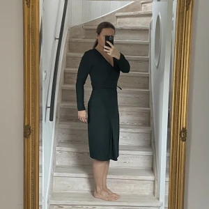 Omlottklänning med knytband - Omlottklänning med knytband, knappt använd