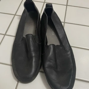 Svarta loafers 38 - -