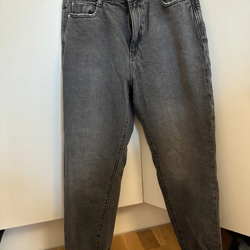 Stretchiga Mom jeans från Zara, sparsamt använda. Jeans & Byxor.