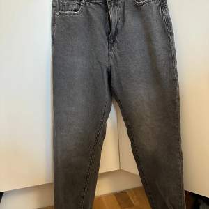 Stretchiga Mom jeans från Zara, sparsamt använda