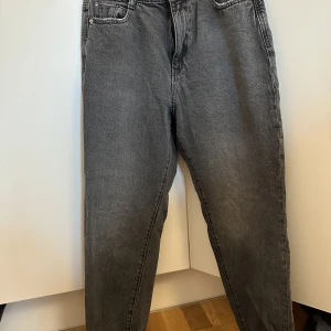 Zara jeans  - Stretchiga Mom jeans från Zara, sparsamt använda
