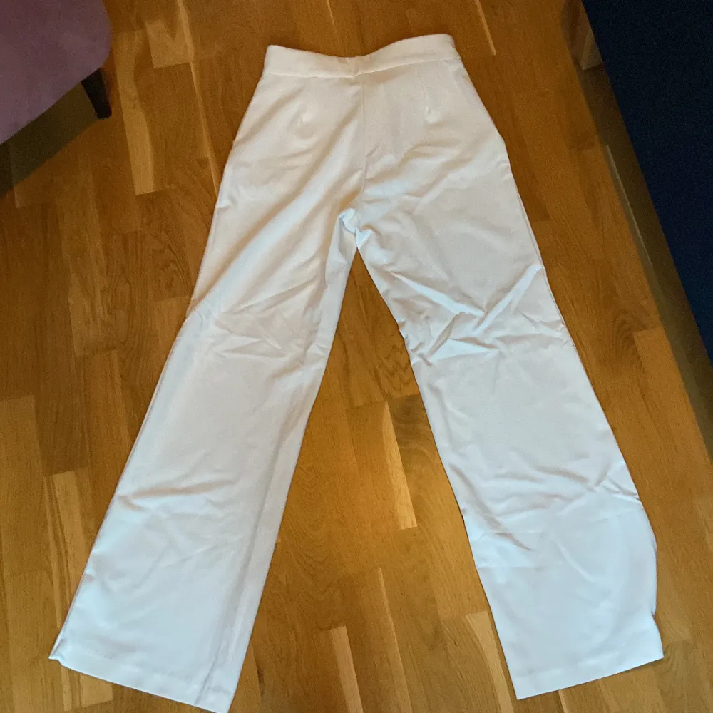 Ett par vita kostymbyxor i storlek 38. Highwaist och straight. Superskönt material och aldrig använda. Typ beige/vit. Skriv om ni har frågor.. Jeans & Byxor.