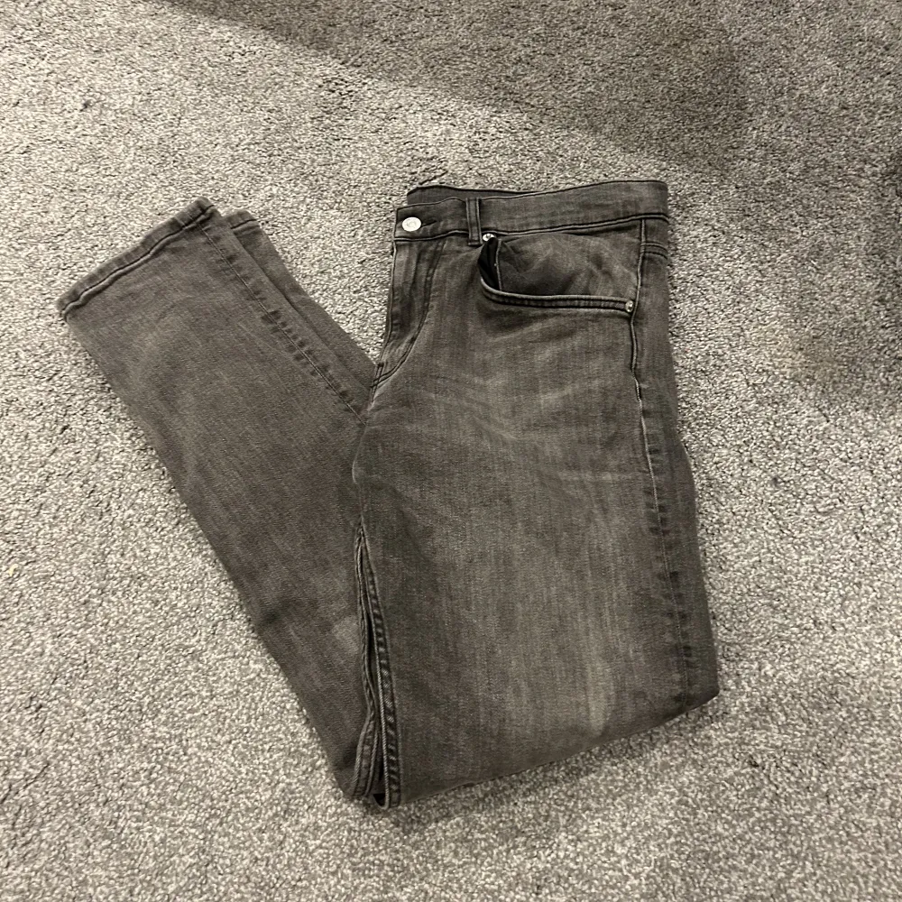 Ett par sjukt sköna och snygga jeans från J.Lindberg⌛️Storlek 33/32⌛️Nypris 1499kr⌛️Skick 9/10⌛️Använd fåtal gånger ⌛️Vid nån fråga eller fundering är det bara att skriva ✅🫶. Jeans & Byxor.