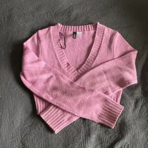 Jätte söt rosa tröja från divided. Storlek XS. Aldrig använd och i jätte gott skick. 